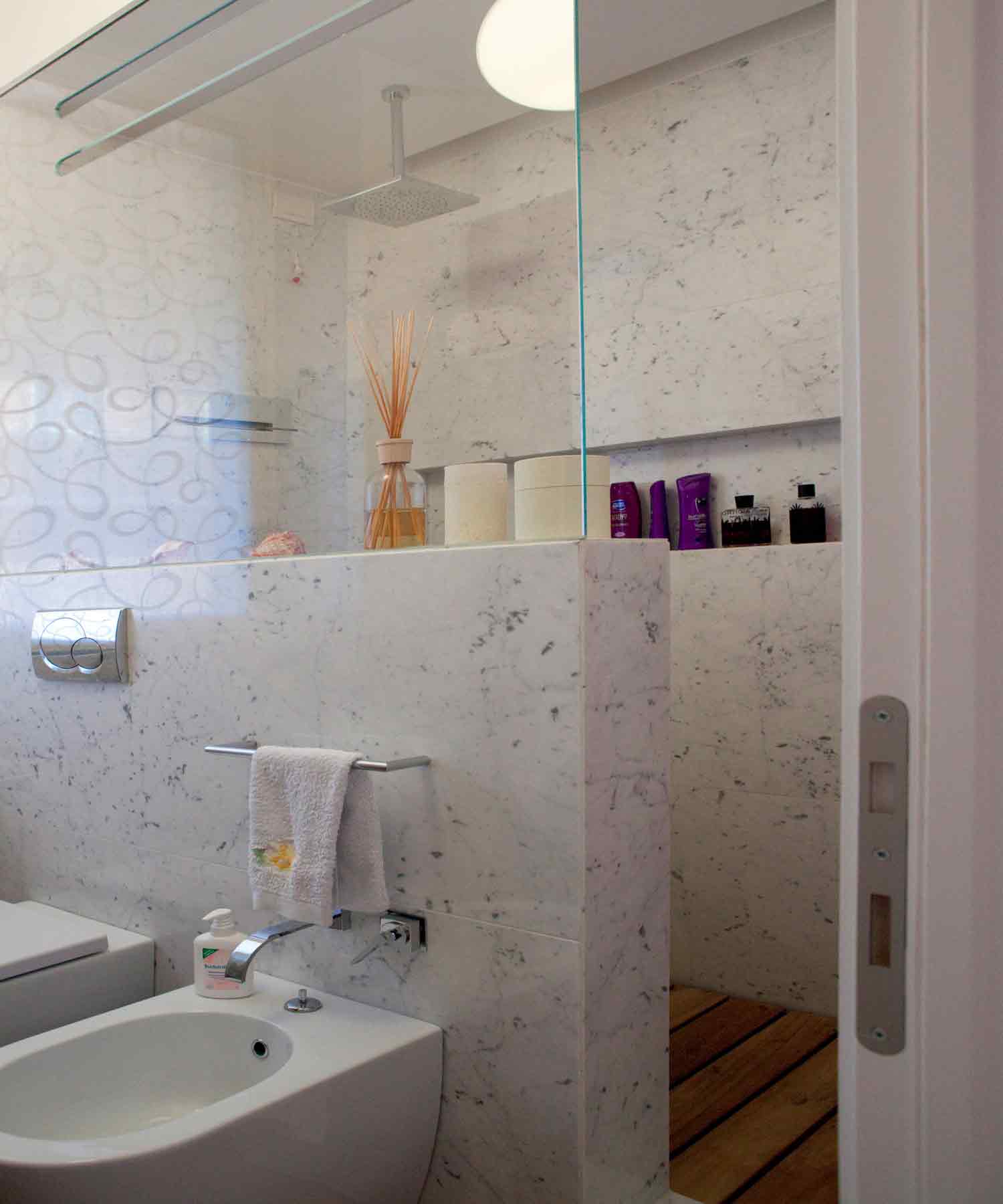 Legno, marmo e ceramica giapponese bhc milano, le ceramiche top di ... Bagni rivestiti in marmo
